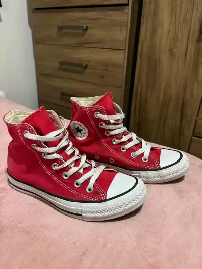 Zapatillas rojas de lona estilo urbano - miniatura 2