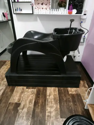 Lavacabezas de peluquería negro con grifo - miniatura 1
