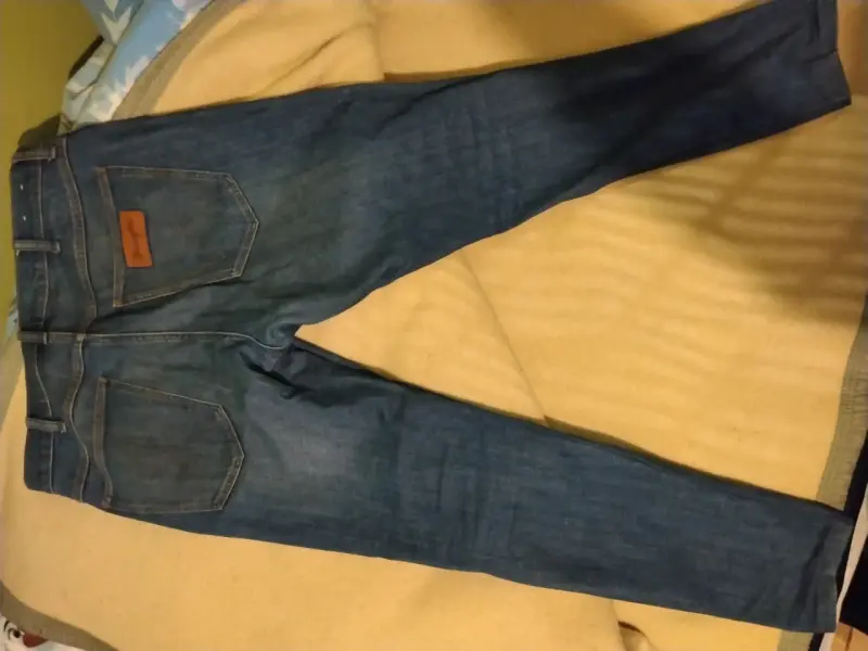 Jeans Wrangler azul clásico para hombre - 2