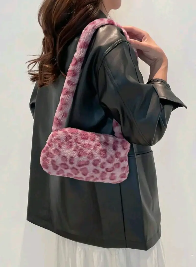 Bolso de hombro peludo rosa estampado - 1