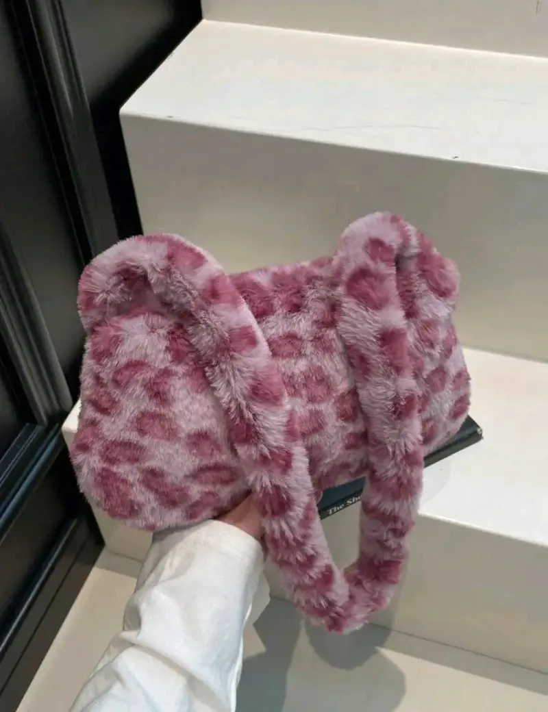 Bolso de hombro peludo rosa estampado - 2