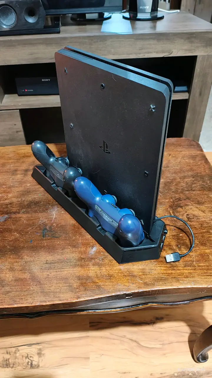 Consola PlayStation 4 Slim en buen estado - 2