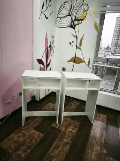 Escritorios blancos minimalistas para oficina - miniatura 2