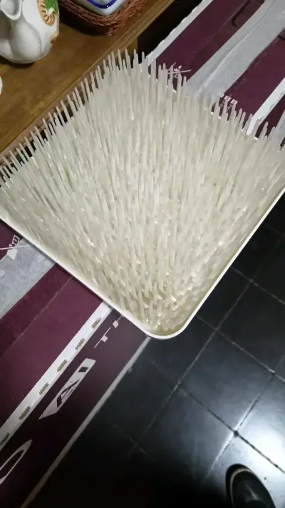 Escurridor de biberones de plástico blanco - miniatura 1