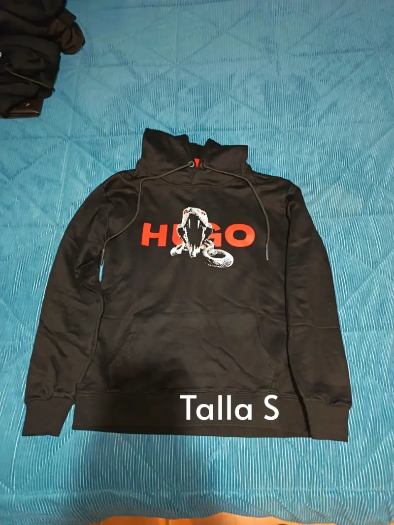 Polerón negro Hugo con diseño de serpiente