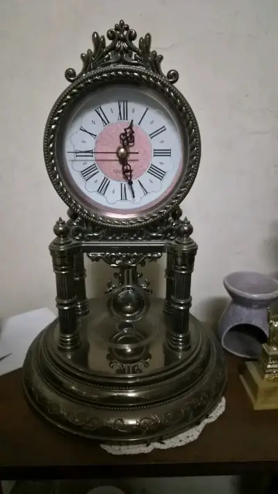 Reloj de mesa vintage con péndulo decorativo - miniatura 1