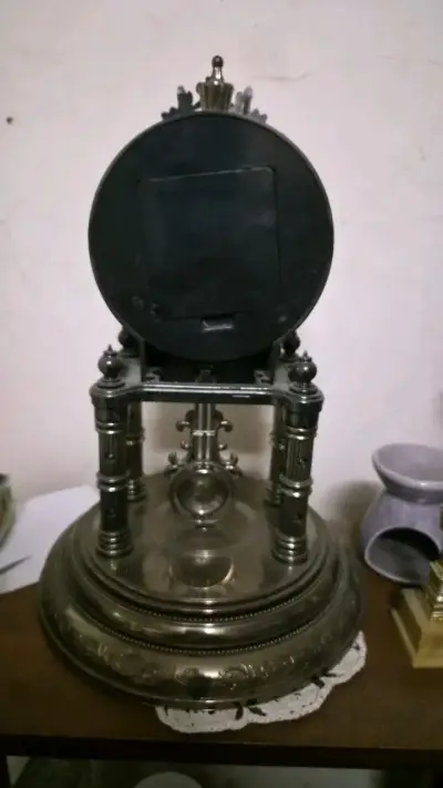 Reloj de mesa vintage con péndulo decorativo - miniatura 3