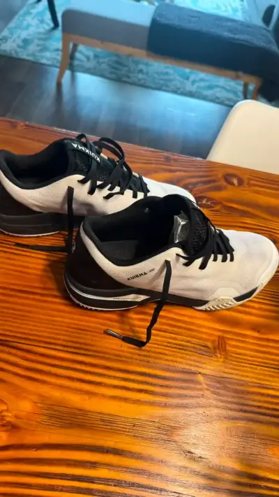 Zapatillas de Padel blancas y negras - miniatura 1