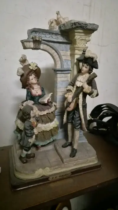 Figura decorativa de porcelana estilo vintage - miniatura 1