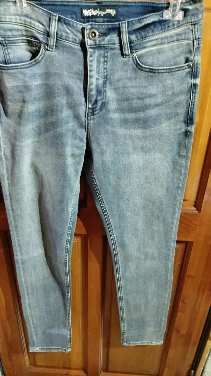 Jeans azul desgastado para hombre