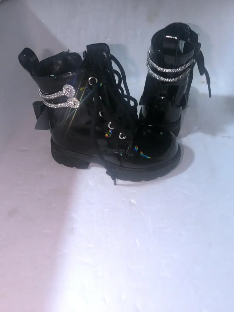 Botas negras con detalles brillantes - 1