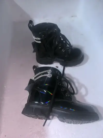 Botas negras con detalles brillantes - miniatura 2