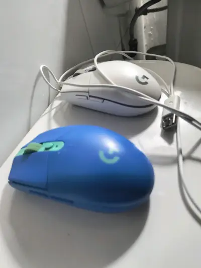 Mouse Logitech inalámbrico G203 azul y blanco - miniatura 1