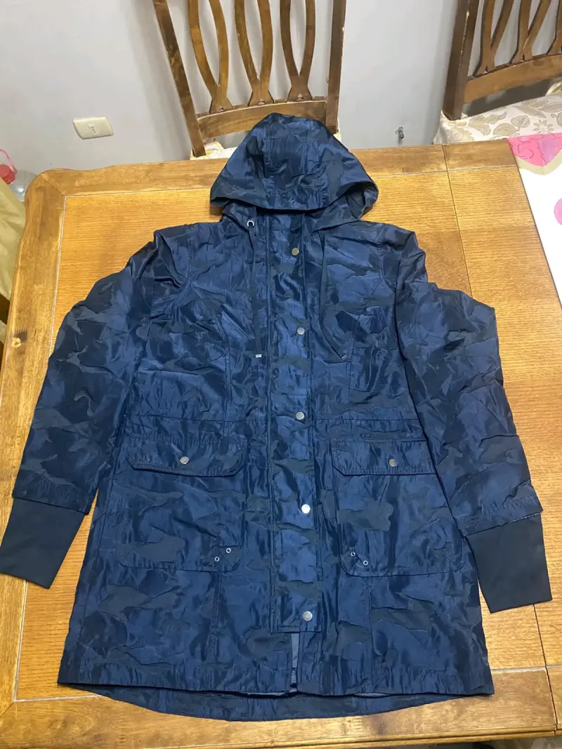 Parka negra con diseño talla L