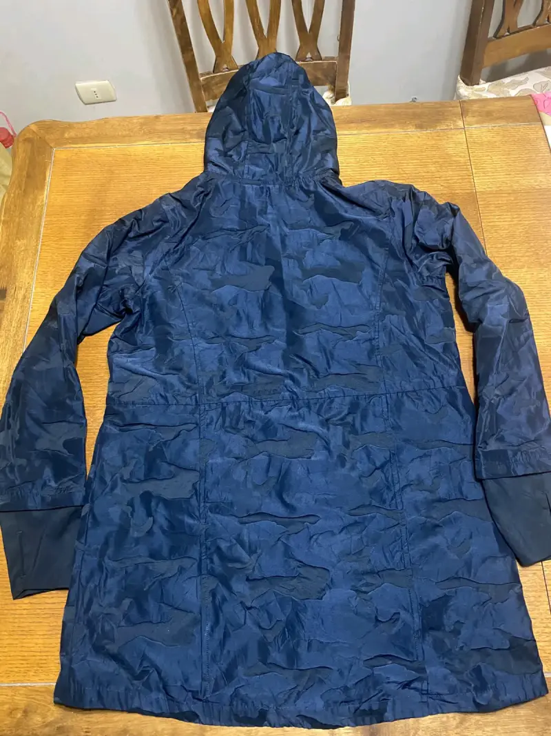 Parka negra con diseño talla L - 3