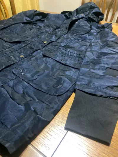 Parka negra con diseño talla L - miniatura 4