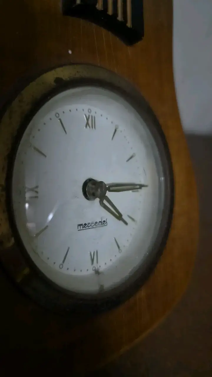 Reloj de pared en forma de guitarra vintage - 4