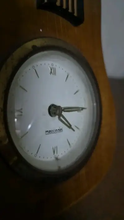 Reloj de pared en forma de guitarra vintage - miniatura 4