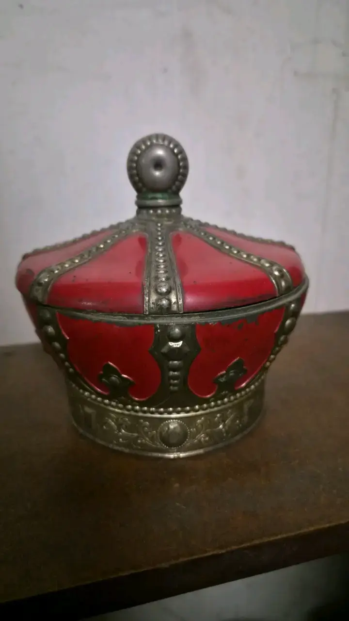 Caja decorativa en forma de corona - 1
