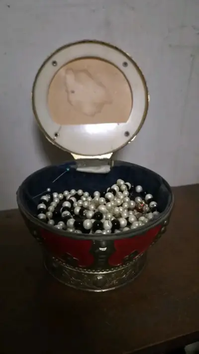 Caja decorativa en forma de corona - miniatura 2