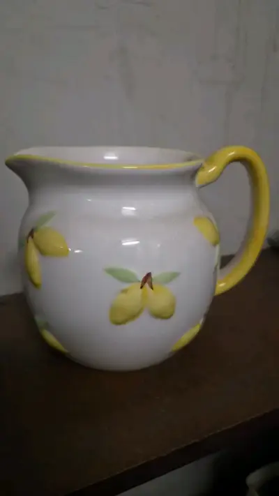 Jarra de cerámica con diseño de limones - miniatura 1