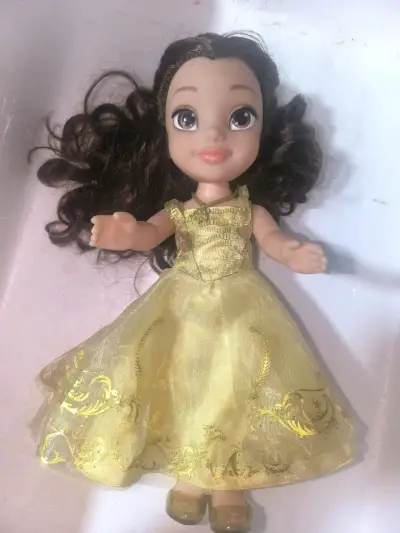 Muñeca princesa con vestido dorado - miniatura 1