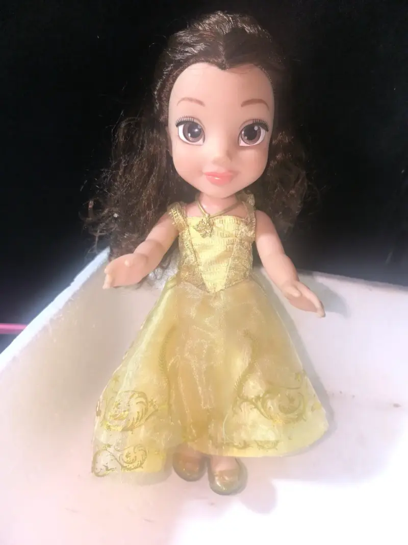 Muñeca princesa con vestido dorado - 2