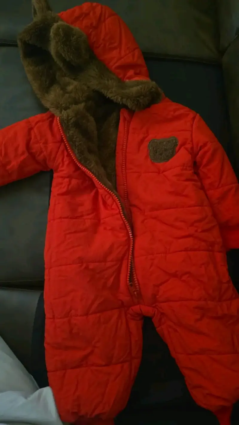 Enterito de bebé rojo con capucha de oso - 2