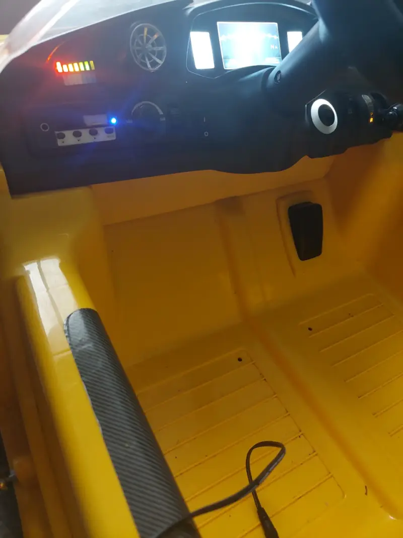 Simulador de conducción amarillo con pantalla - 1