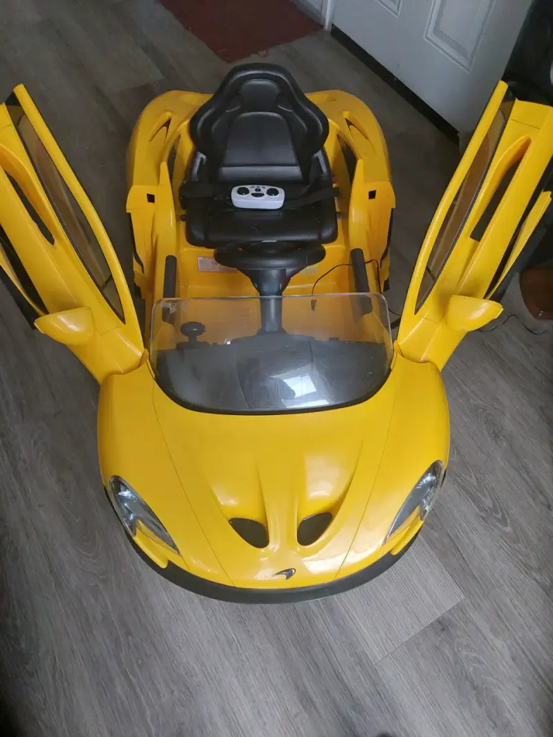 Simulador de conducción amarillo con pantalla - 2