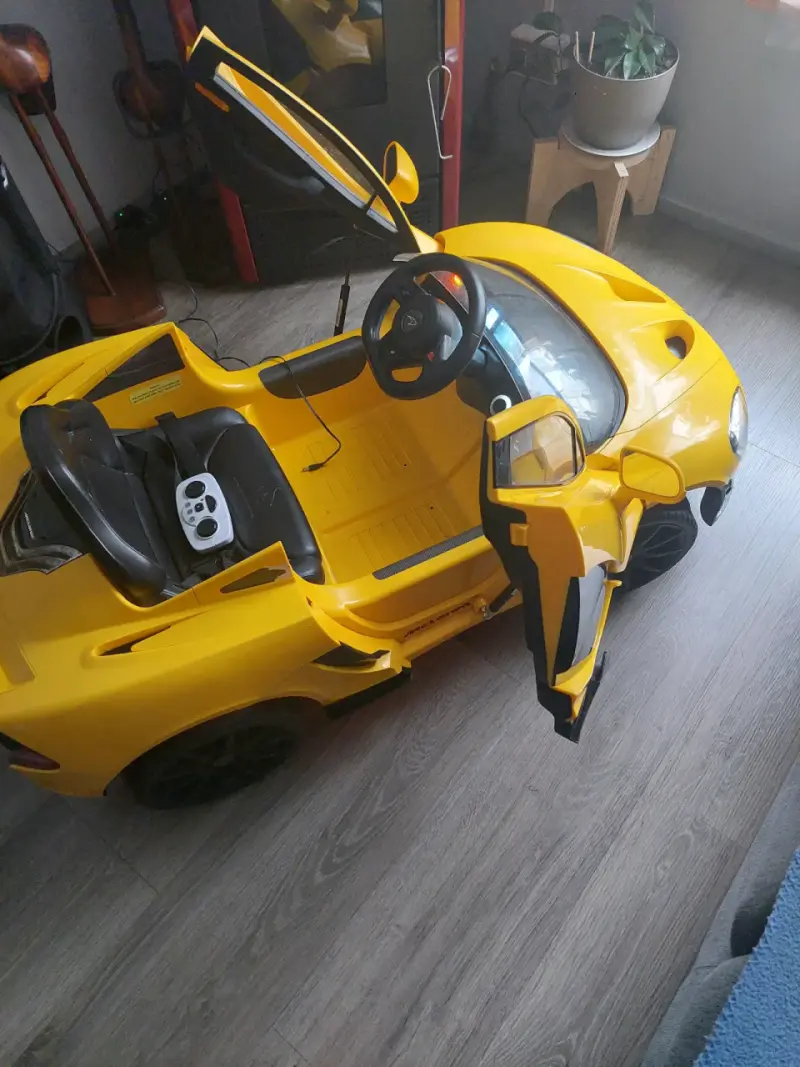 Simulador de conducción amarillo con pantalla - 3