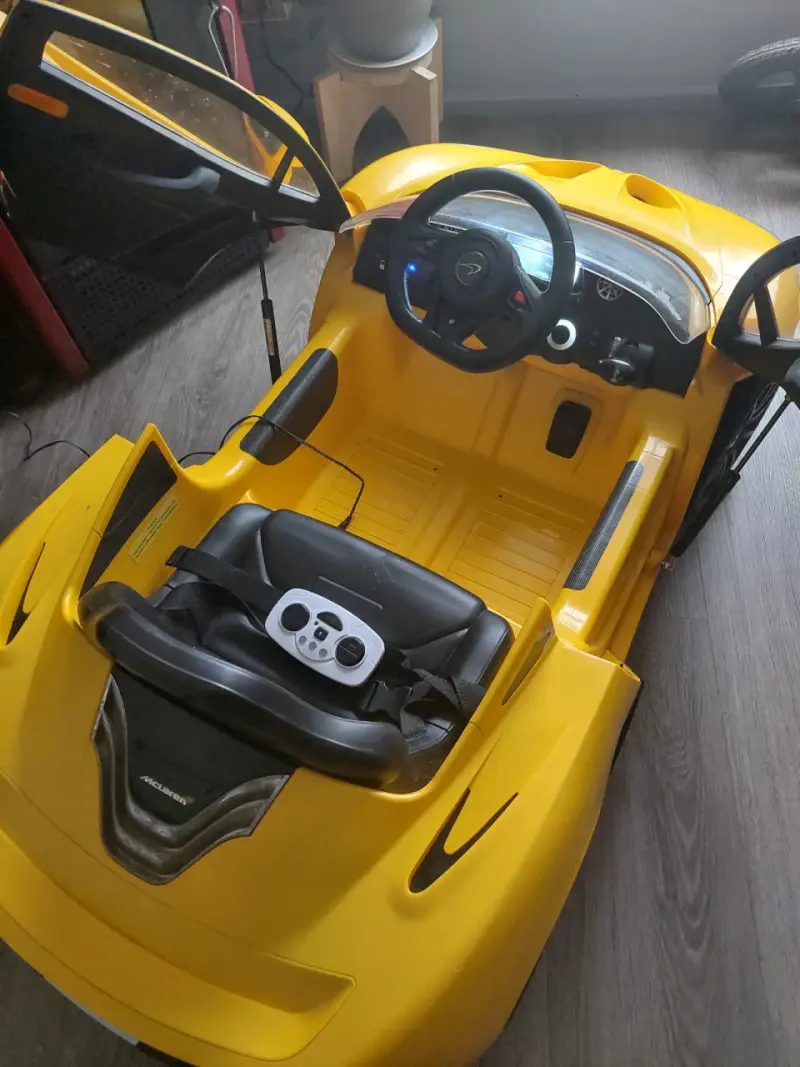 Simulador de conducción amarillo con pantalla - 4