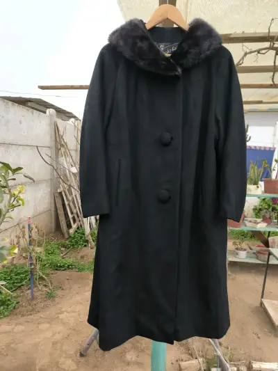 Abrigo negro con cuello de piel sintética - miniatura 1