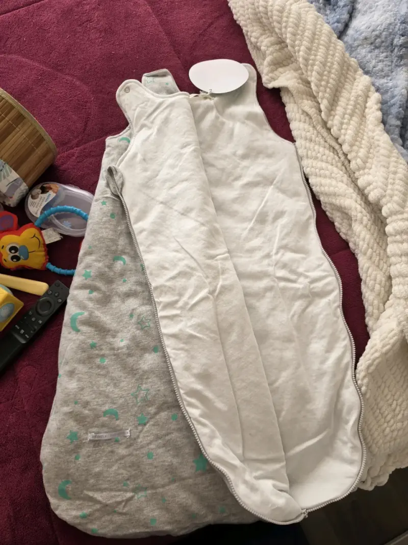 Saco de dormir infantil gris con estrellas - 3