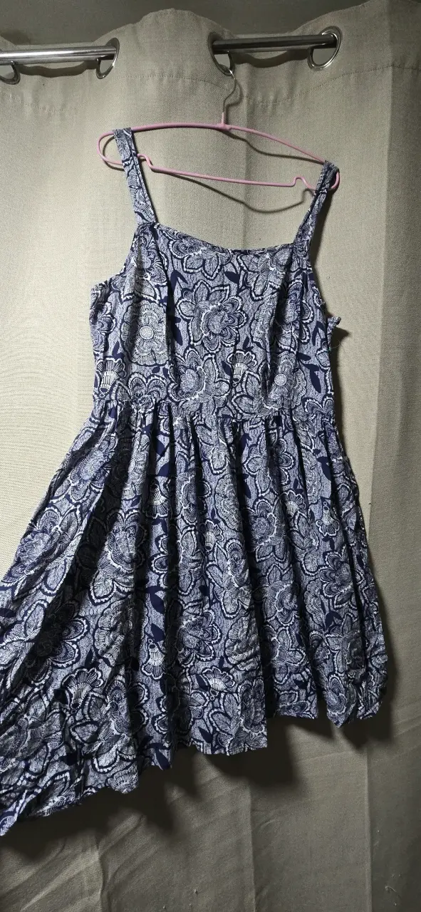 Vestido azul con estampado floral - 1