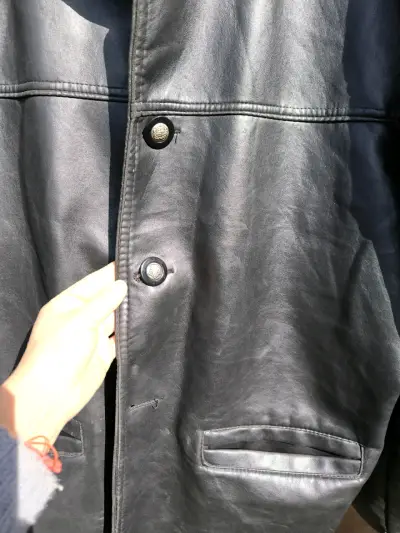 Abrigo de cuero negro con botones decorativos - miniatura 1
