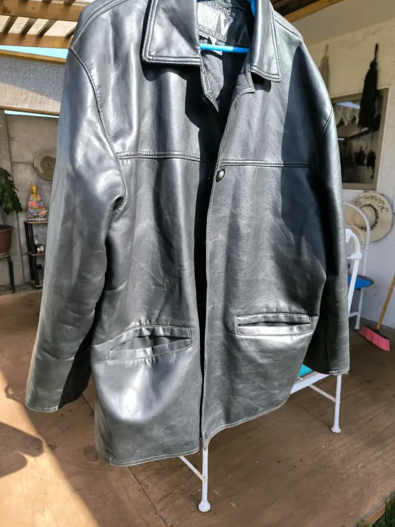 Abrigo de cuero negro con botones decorativos - 2