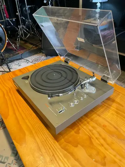 Tocadiscos vintage con cubierta protectora - miniatura 1
