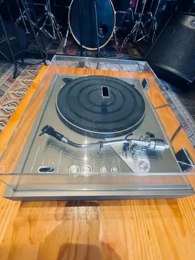 Tocadiscos vintage con cubierta protectora - miniatura 3