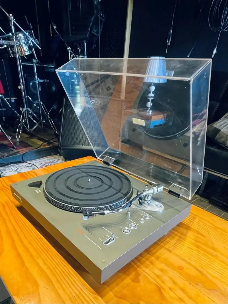 Tocadiscos vintage con cubierta protectora - 4