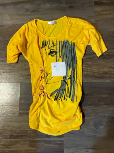 Polera amarilla con diseño artístico talla L - miniatura 1