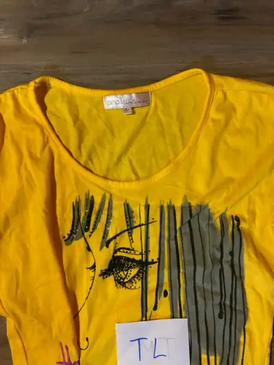 Polera amarilla con diseño artístico talla L - miniatura 2