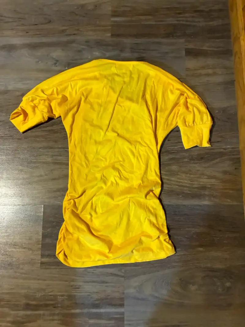 Polera amarilla con diseño artístico talla L - 3