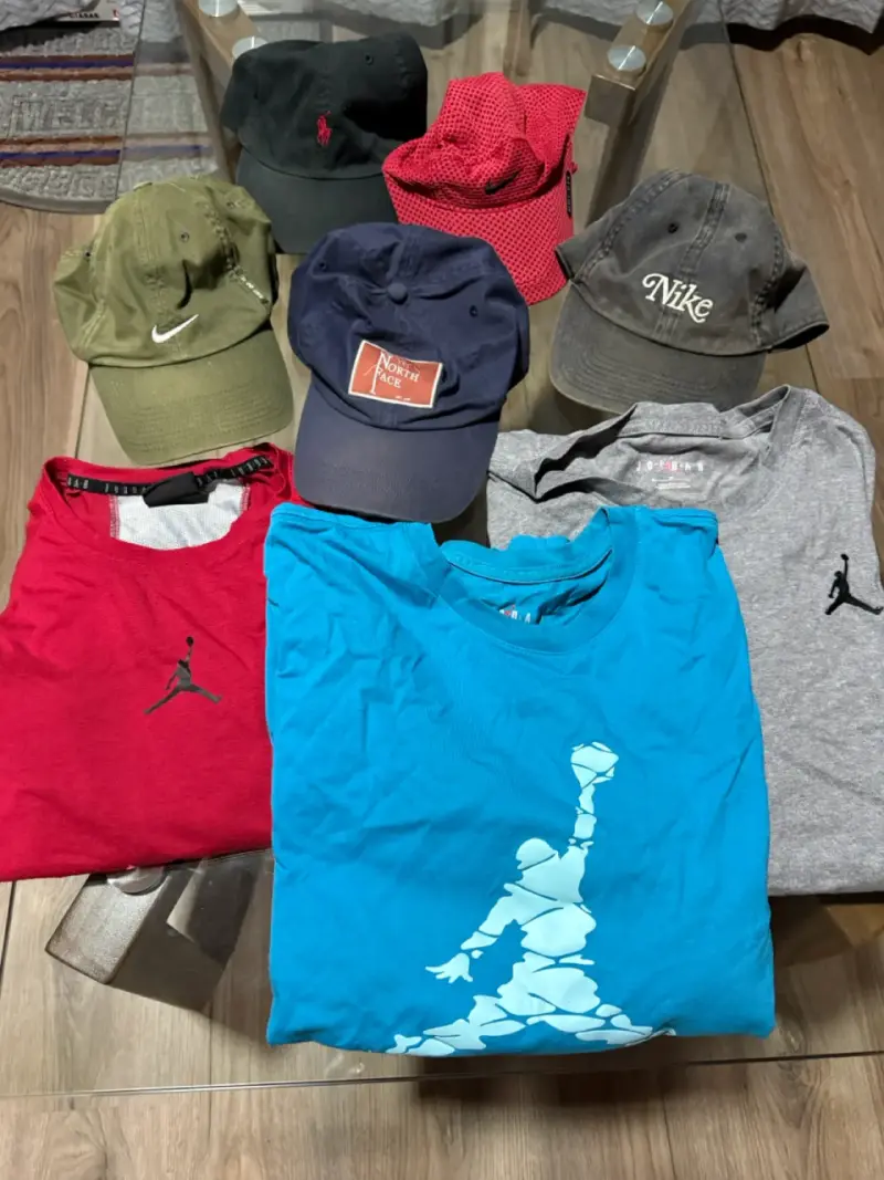 Lote de poleras y gorras de marcas variadas - 1