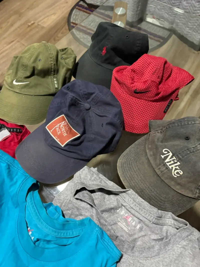 Lote de poleras y gorras de marcas variadas - 2