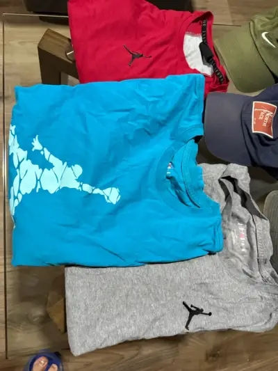 Lote de poleras y gorras de marcas variadas - miniatura 3