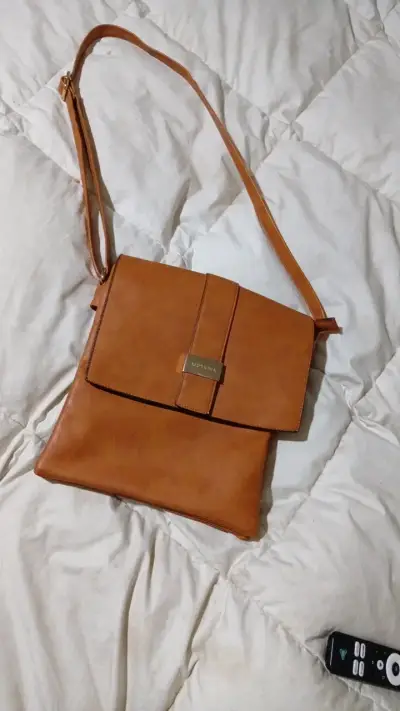 Cartera de cuero marrón con correa ajustable - miniatura 1