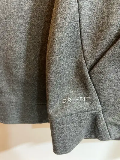 Polerón Nike Dri-Fit gris con capucha - miniatura 5