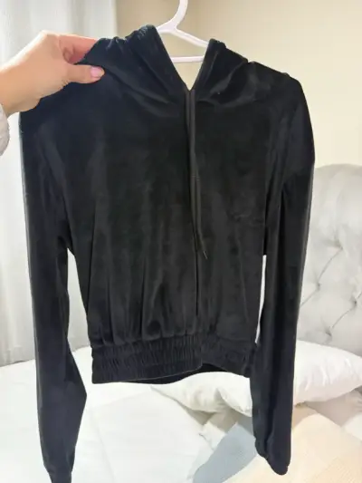 Polerón de terciopelo negro con capucha - miniatura 3