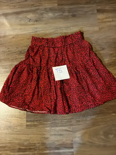 Falda corta roja con estampado animal - miniatura 1